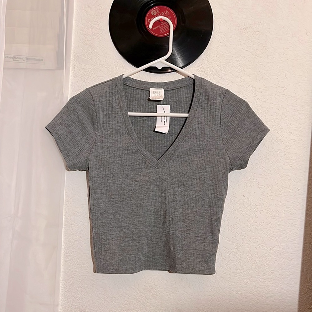 Casual gray V-neck 🩶